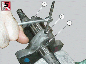 Crankcase: connecting rod assembly